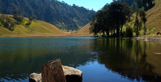 wisata-ranu-kumbolo-danau-di-gunung-semeru-yang-penuh-misteri.jpg